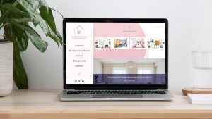 Ordinateur portable ouvert sur la page réalisations du site d'une architecte d'intérieur.