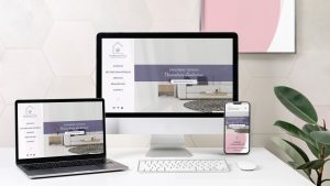 Trois écrans de formats différents qui présentent l'atterrissage du site d'une décoratrice d'intérieur