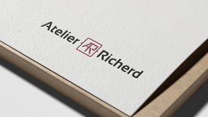 Création du logo d'Atelier Richerd imprimé sur une feuille de papier.